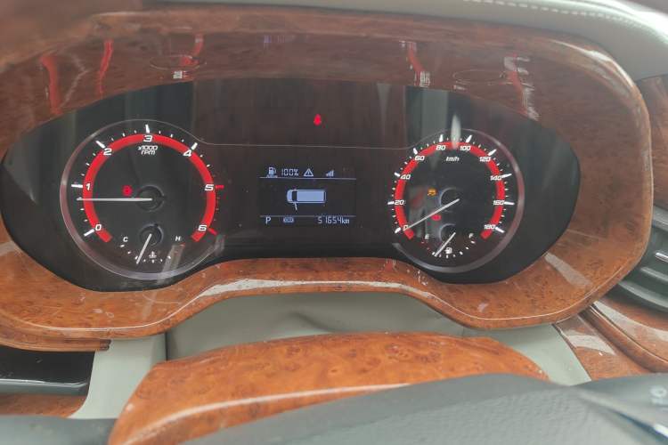 Used SAIC MAXUS V90 RV 2021 2.0T Travel Master V90 Self-Propelled Class B RV Deluxe Edition with a Horizontal Bed Instrument Cluster