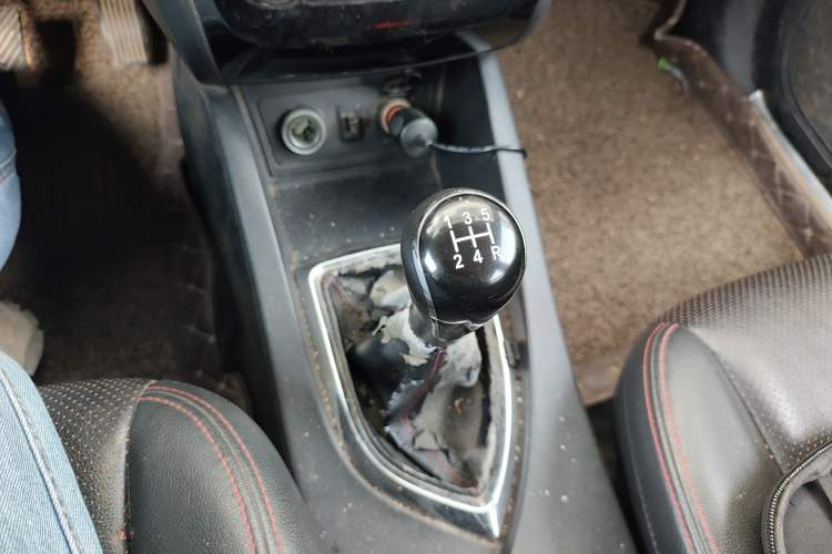 Used CHANGAN KAICHENG Oushang A600 2016 1.5L Manual Luxury 7-Seater Gear Lever