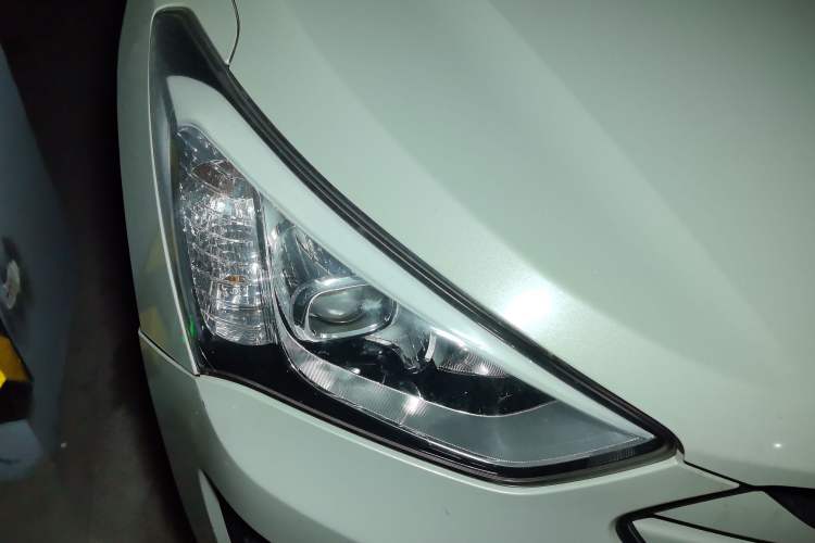 Used Hyundai Santa Fe Classic 2013 3.0L 4x4 Comfort Edition with Navigation 7 Seats Euro IV Right Front Headlight