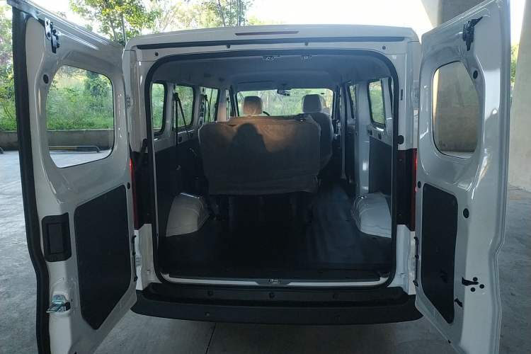 Used Wuling Yangguang 2024 300KM Comfort Version Passenger Van 75kW