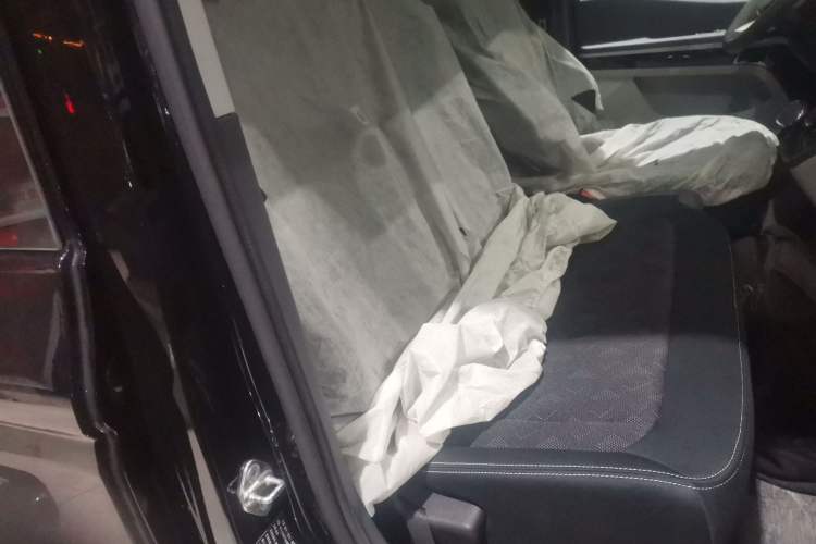 Used Sinotruk Pioneer V 2024 Multi-Function Version 2.0T Automatic Short Wheelbase Mid-Roof
