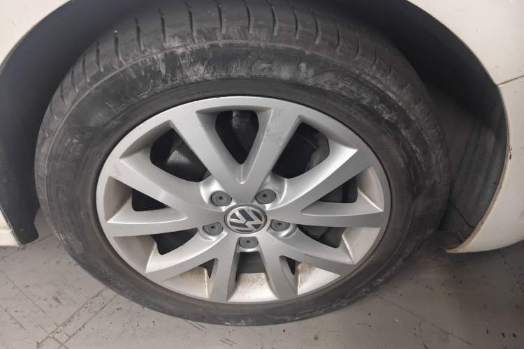 Used Volkswagen Sagitar 2012 1.4TSI Automatic Luxury Edition Right Front Wheel Hub