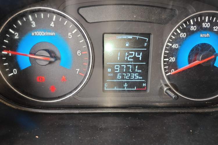 Used Dongfeng Fengon 330 2019 1.5L 330S Manual Comfort Version China VI Standard Odometer Close Up