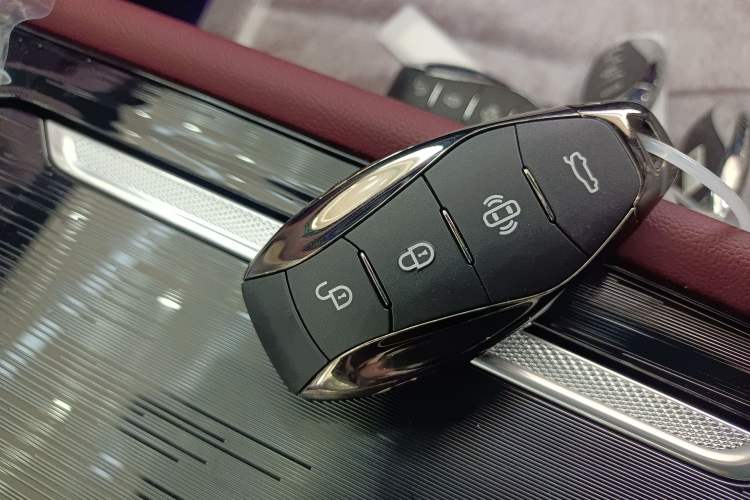 Used Hongqi H5 2025 Model 2.0T Automatic Xuan Ying 2 Million Units Commemorative Edition