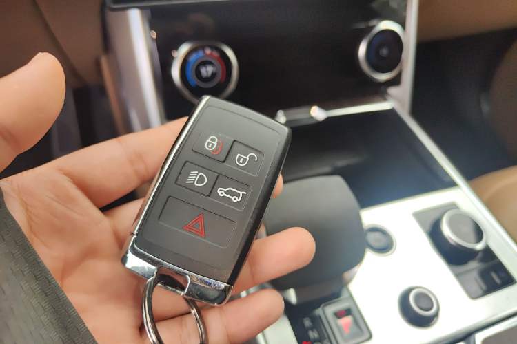 Used Land Rover Range 2023 3.0 L6 400 PS Prestige Seven-Seater Extended Version
