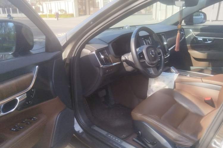 Used Volvo V90 2021 Cross Country B5 AWD Smart Range Edition Interior 3