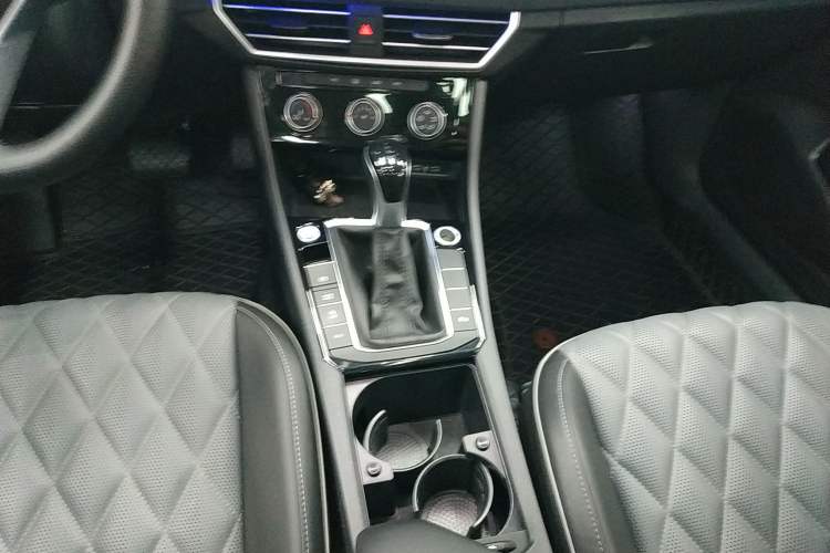 Used Volkswagen Sagitar 2023 300TSI DSG Excellence Edition Gear Lever