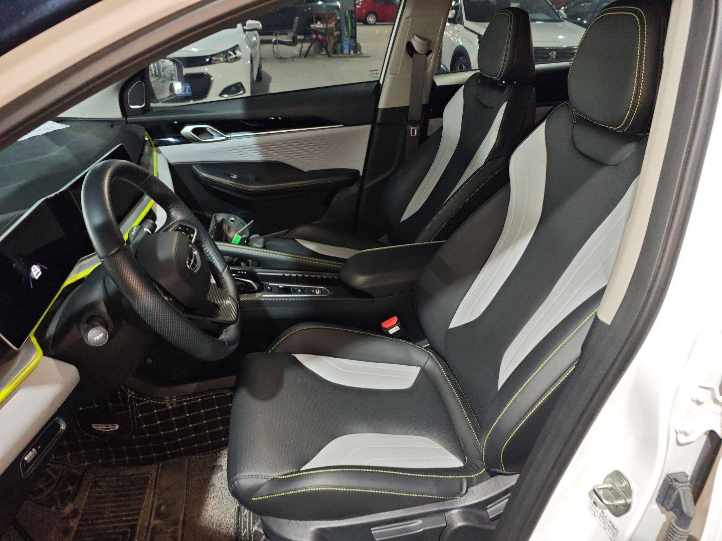 Переднее сиденье в автомобиле