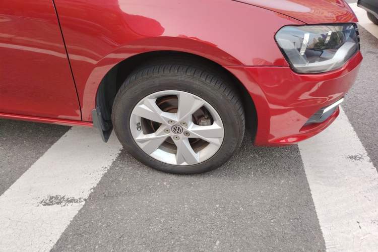 Used Volkswagen Bora 2014 1.4TSI Automatic Comfort Model Right Front Wheel Hub