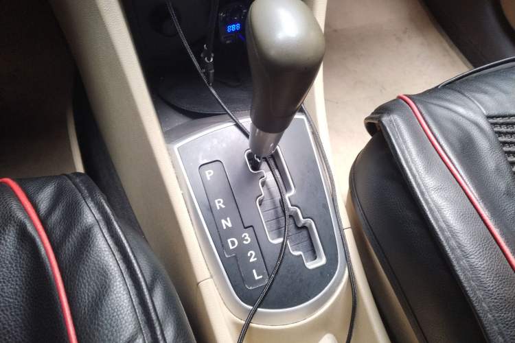 Used Hyundai Verna (older generation) 2013 Sedan 1.4L Automatic Standard GL Model Gear Lever