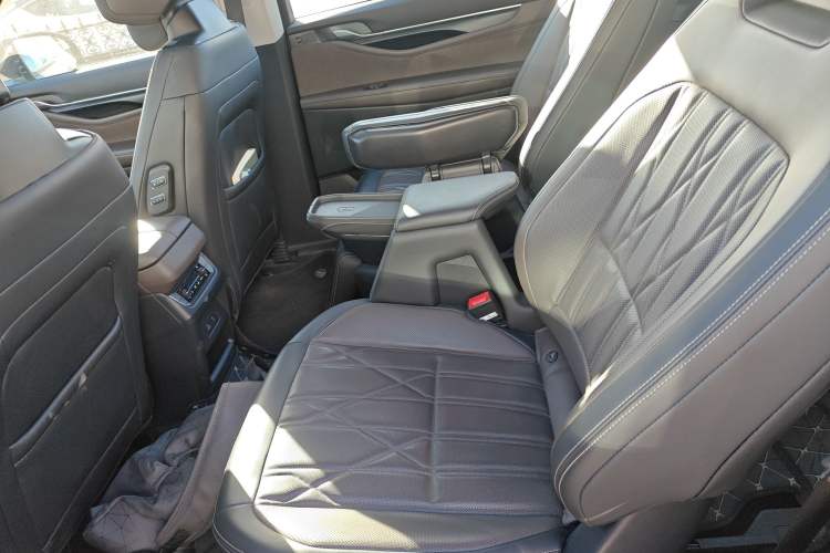 Used Ford Edge 2025 Ford Explorer L 2.0T EcoBoost E-Hybrid Four-Wheel-Drive 7-Seater Supreme Model