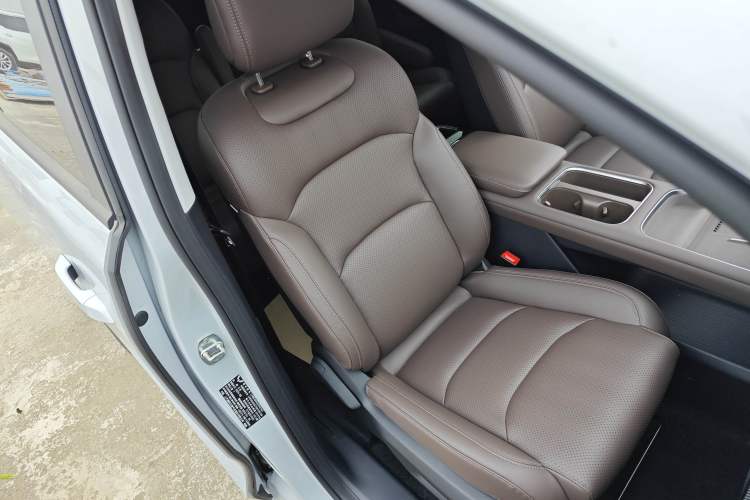 Used Wuling Wuling Starlight 730 2025 Model Plug-in Hybrid 125km Luxury Edition
