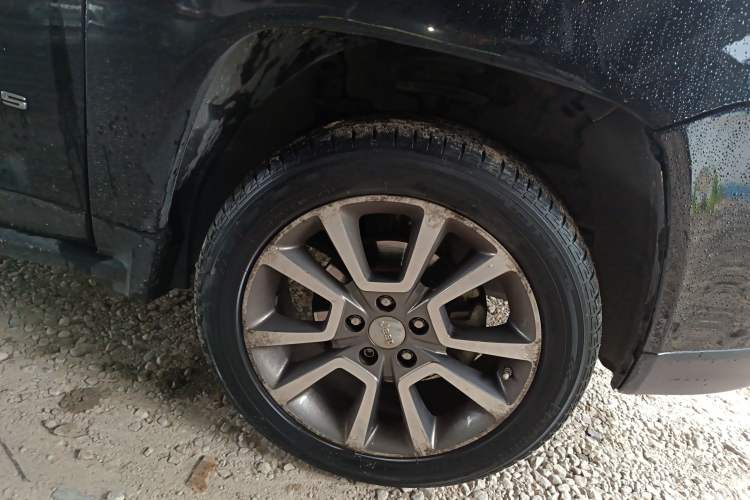 Used Jeep Compass 2014 2.0L two-wheel drive luxury version Right Front Wheel Hub