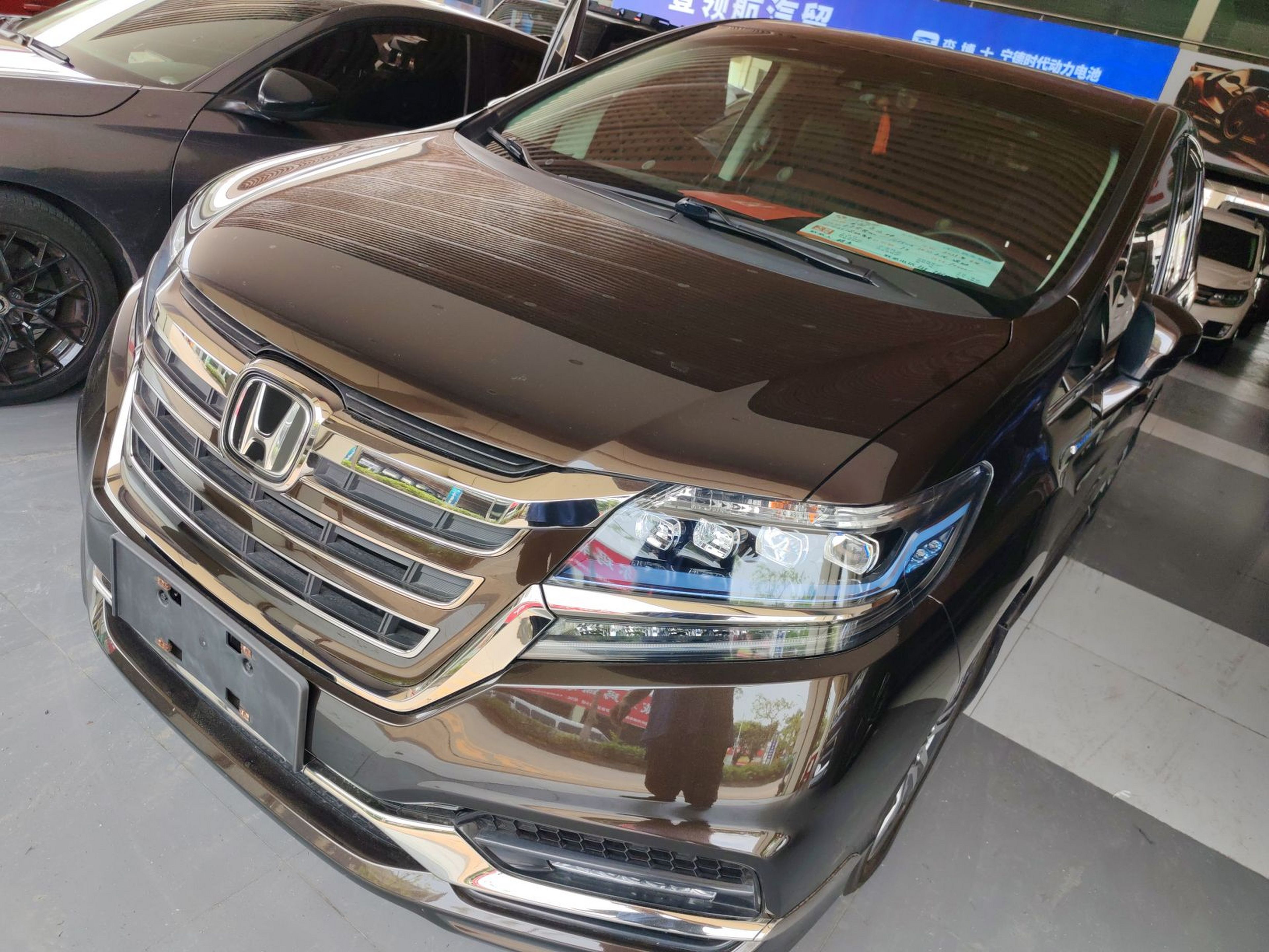 تحت مقدمة السيارة