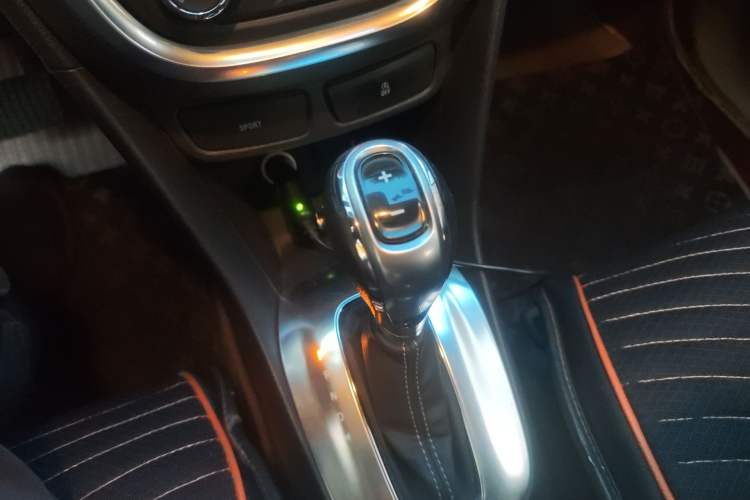 Used Buick Encore 2015 1.4T Automatic Two-Wheel Drive Urban Elite Version Gear Lever