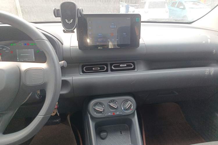 Used Wuling Hongguang New Energy 2025 Extended-Range Hybrid 50 km Standard Version Audio And AC Panel