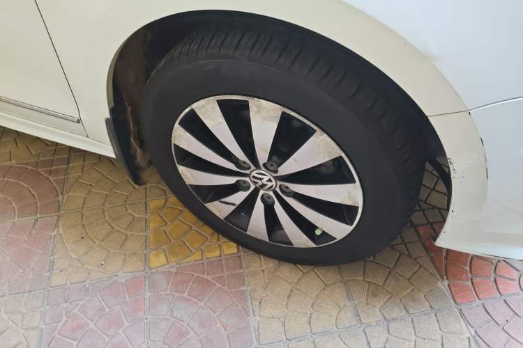 Used Volkswagen Sagitar 2017 230TSI Automatic Comfort Version Right Front Wheel Hub