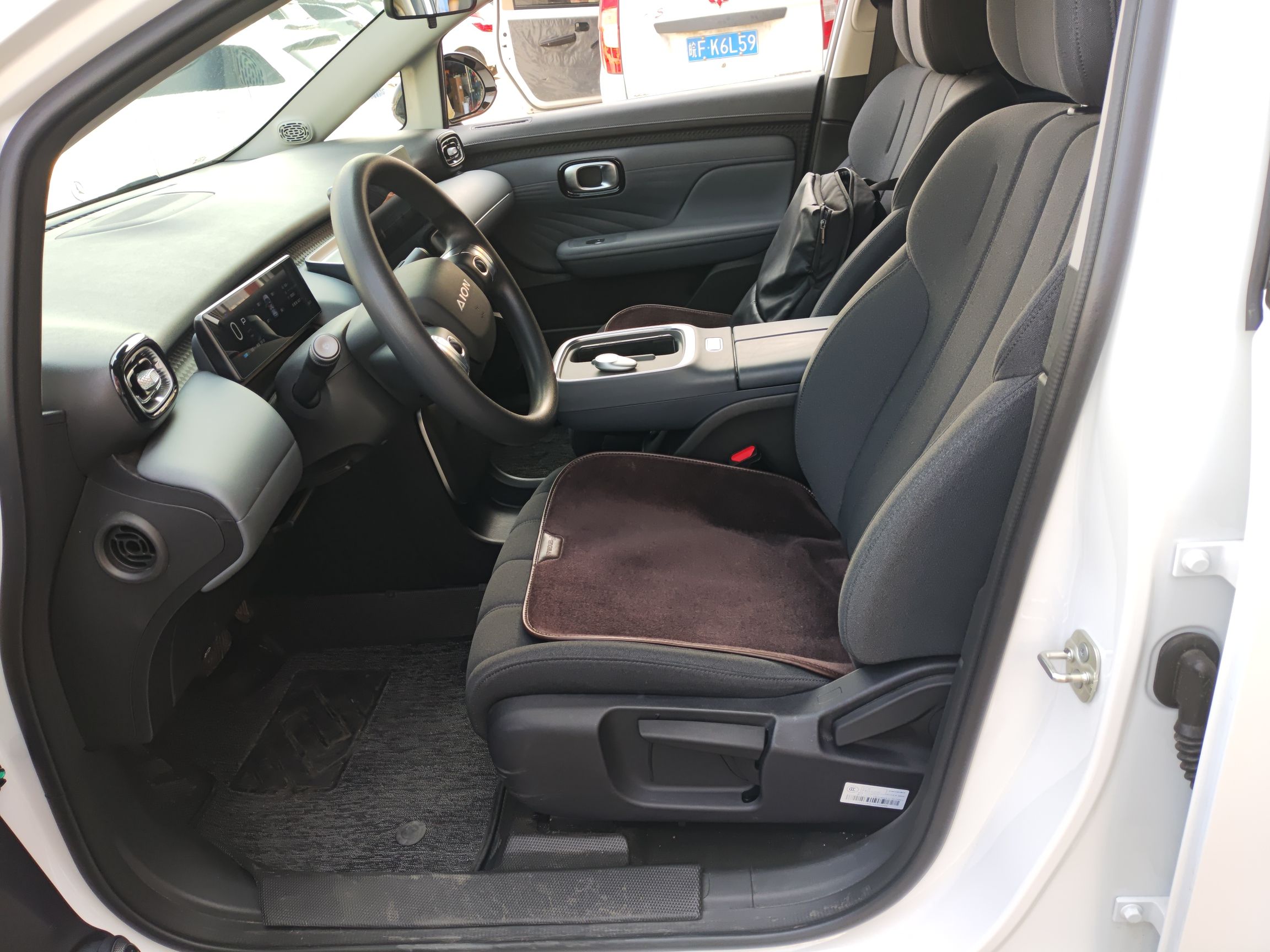 Переднее сиденье в автомобиле