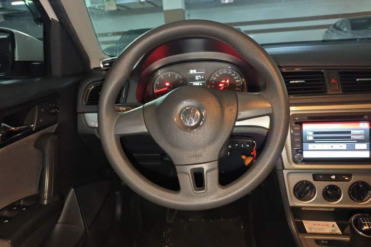 Used Volkswagen Gran Lavida 2013 1.6L Manual Fashion Model Steering Wheel