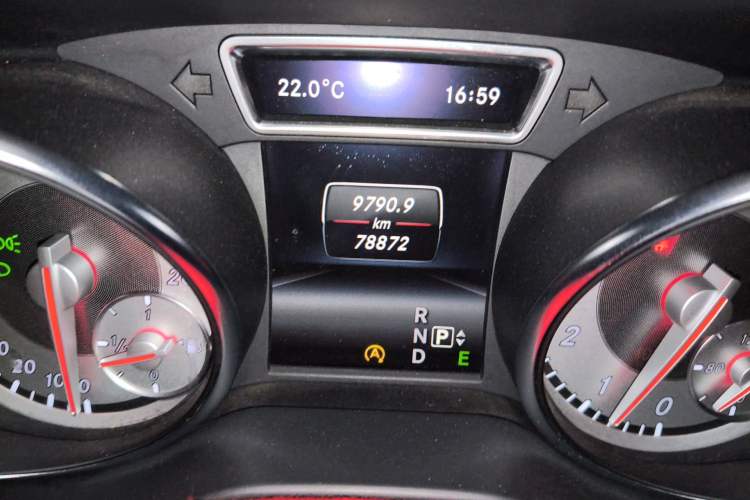 Used Mercedes-Benz GLA 2015 GLA 220 4MATIC Fashion Model Odometer Close Up