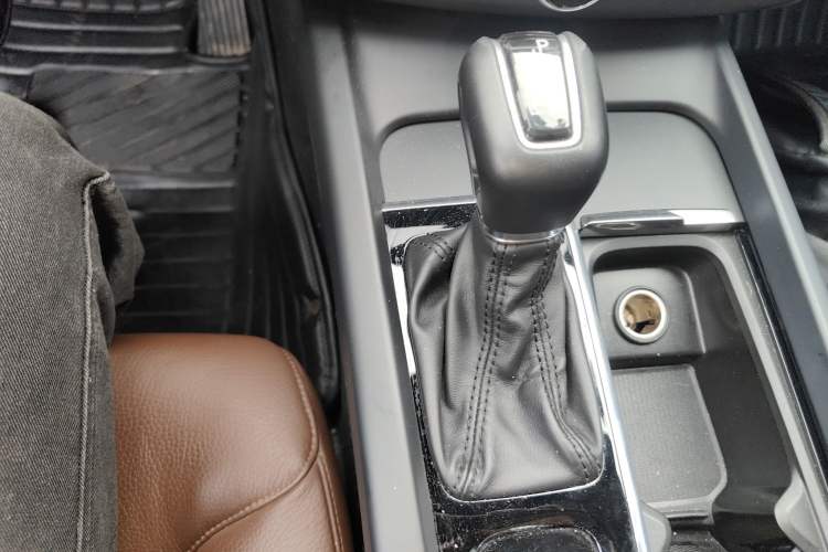 Used Volvo XC60 2019 T5 4x4 Smart Edition China VI Standard Gear Lever