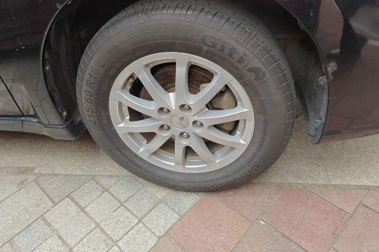 Used Mitsubishi Galant 2012 2.0L Elite Edition Right Front Wheel Hub