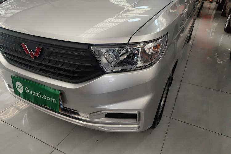 Used Wuling Hongguang V 2022 1.5L Jingqu Edition Enclosed-Window Vehicle with Hydraulic Power Steering LAR