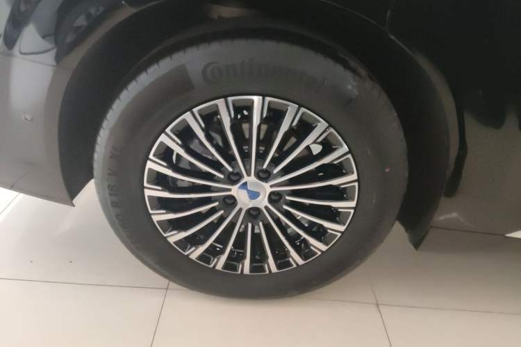 Used Denza D9 2025 DM-i Intelligent Drive 1020 Four-Wheel Drive Flagship Model
