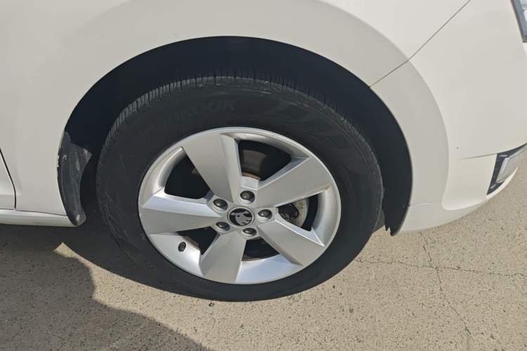 Used Skoda Rapid 2015 1.6L Automatic Smart Selection Model Right Front Wheel Hub