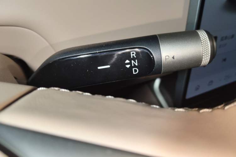 Used ONVO Luxeed L90 2025 Model—Ultra Six-Seater Version
