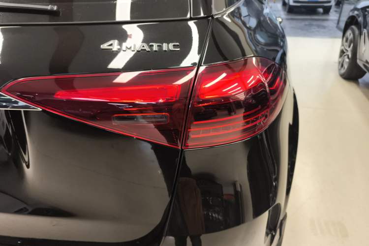 Used Mercedes-Benz GLE 2025 GLE 350 4MATIC Stylish Model Right Rear Taillight