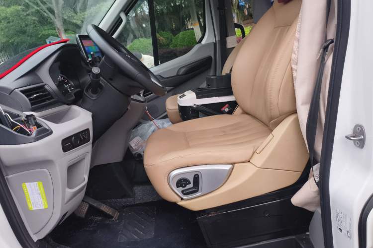 Used SAIC MAXUS Xintu V90 2022 2.0T AMT Yunjie Front-Wheel-Drive Short Wheelbase Mid-Roof Design with Single Rear Tire and 6 Seats