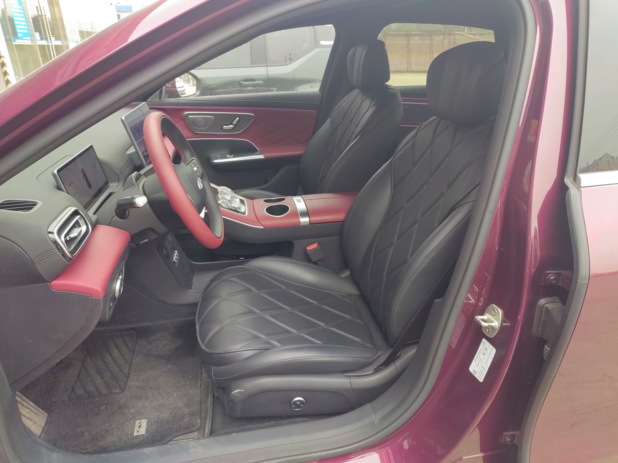 المقاعد الأمامية داخل السيارة