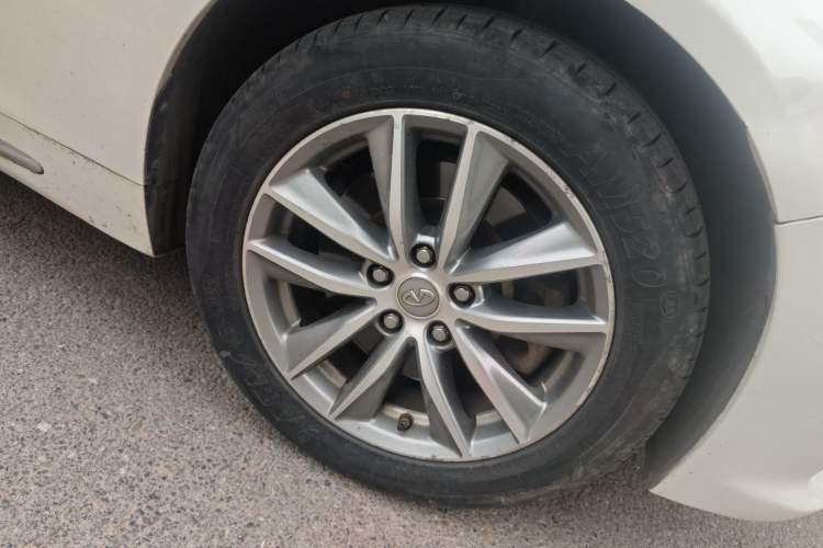 Used Infiniti Q50L 2016 2.0T Comfort Edition Right Front Wheel Hub