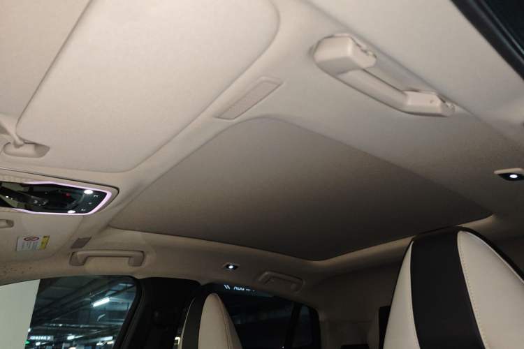 Used Lynk & Co 05 2020 2.0TD Two-Wheel Drive Shine Halo Headliner