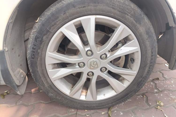 Used Baojun 730 2014 1.5L manual luxury trim 7 seats Right Front Wheel Hub