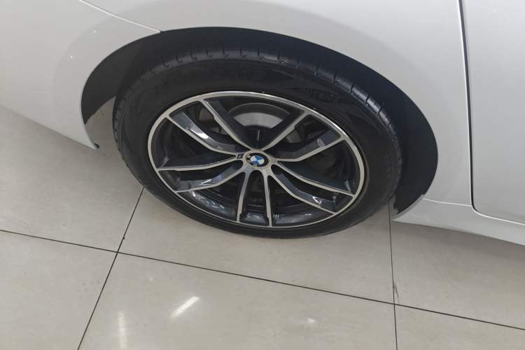 Used BMW 5 Series New Energy 2022 535Le M Sport Package Right Rear Wheel Hub