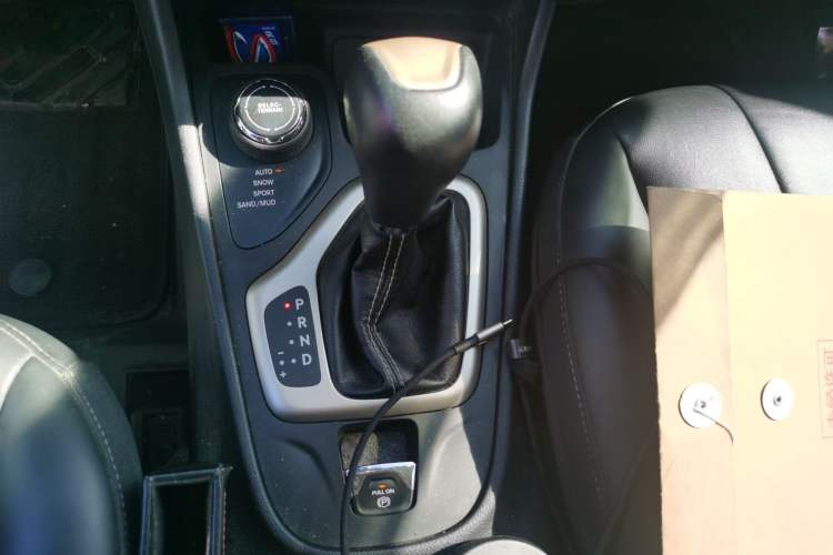 Used Jeep Cherokee 2017 2.4L Professional Smart Edition Gear Lever