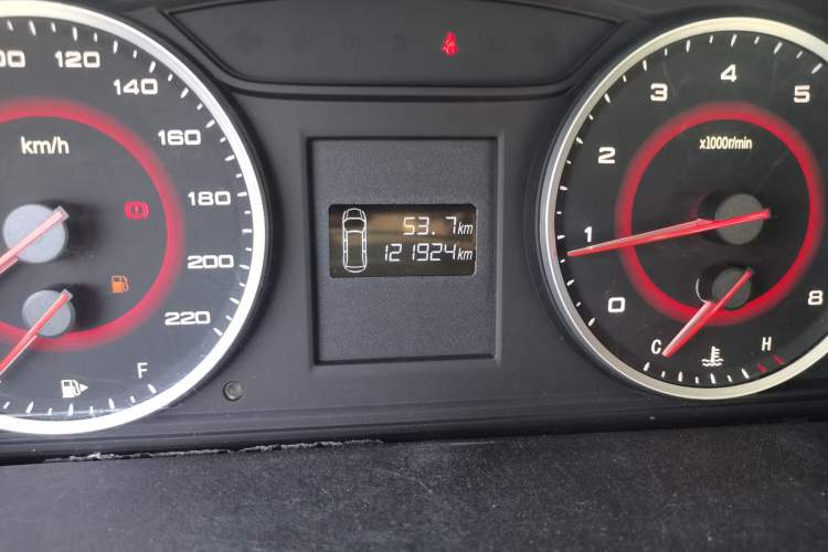 Used SAIC MAXUS G10 2016 2.0T Manual Elite Edition Odometer Close Up