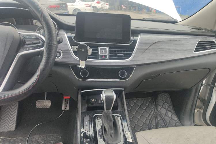 Used Baojun 730 2017 1.5T DCT Fashion Edition 7-Seater China V Emission Standard
