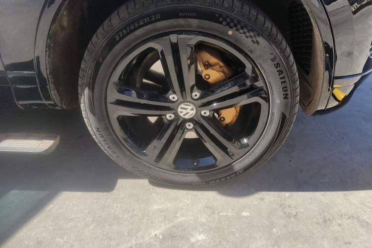 Used Volkswagen Touareg 2017 3.0 TSI Expedition Edition Right Front Wheel Hub