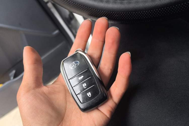 Used Toyota Corolla 2016 Dual-Engine 1.8L E-CVT Elite Edition Vehicle Key