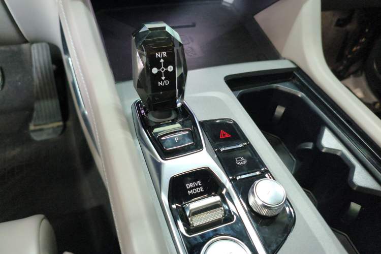 Used Lynk & Co 09 EM-P 2023 2.0TD EM-P Long-Range Version PM 7-Seater Gear Lever