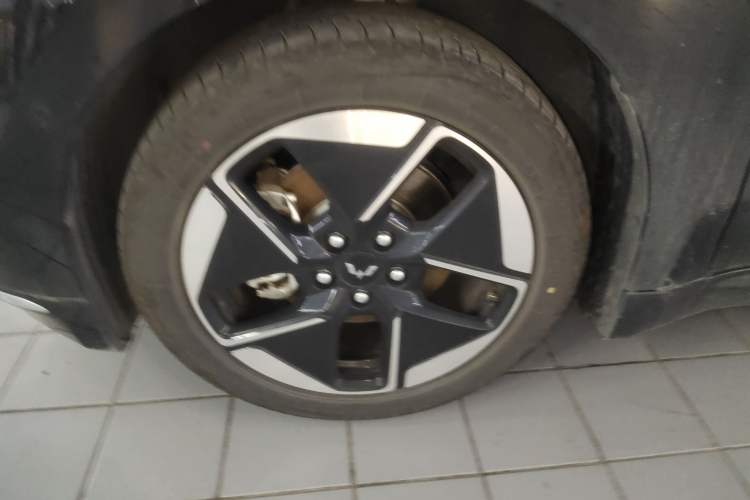 Used Wuling Xingguang 2025 610 km Smart Flagship Version Left Front Wheel Hub