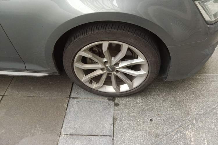 Used Audi A4L 2018 30th Anniversary Edition 40 TFSI Fashion Model Right Front Wheel Hub