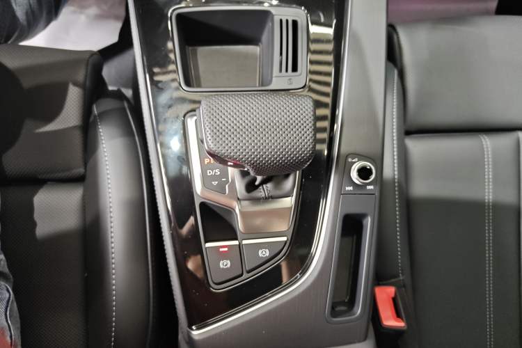 Used Audi A4L 2024 40 TFSI Luxury Dynamic Edition Gear Lever