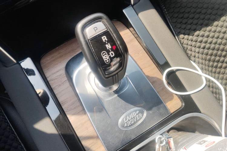 Used Land Rover Discovery Sport 2020 249 PS R-Dynamic Performance Edition Gear Lever