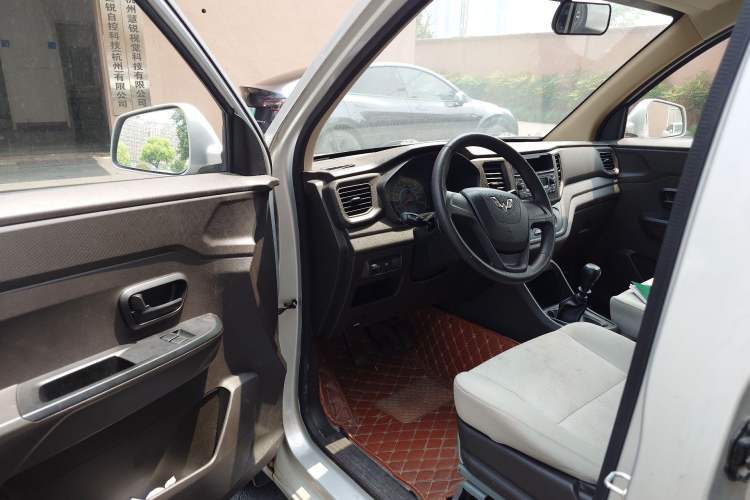 Used Wuling Hongguang V 2019 1.5L Standard Version China VI LAR