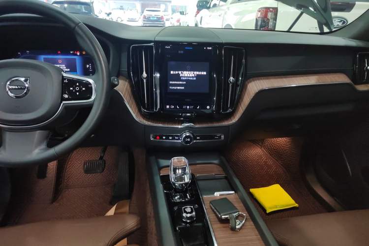 Used Volvo XC60 2023 B5 4x4 Smart Luxury Edition Audio And AC Panel