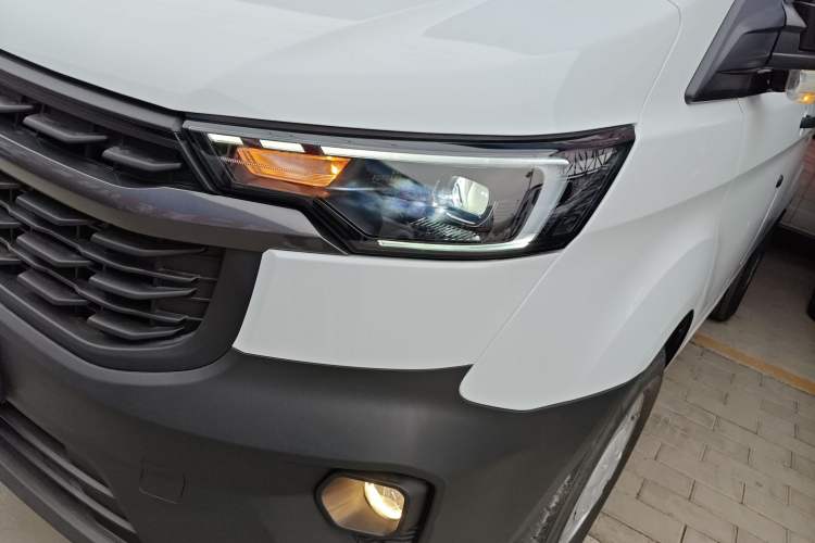 Used Ford Transit 2023 2.0T Diesel Manual Multifunction Commercial Vehicle Short Wheelbase Low Roof 5/6 Seats